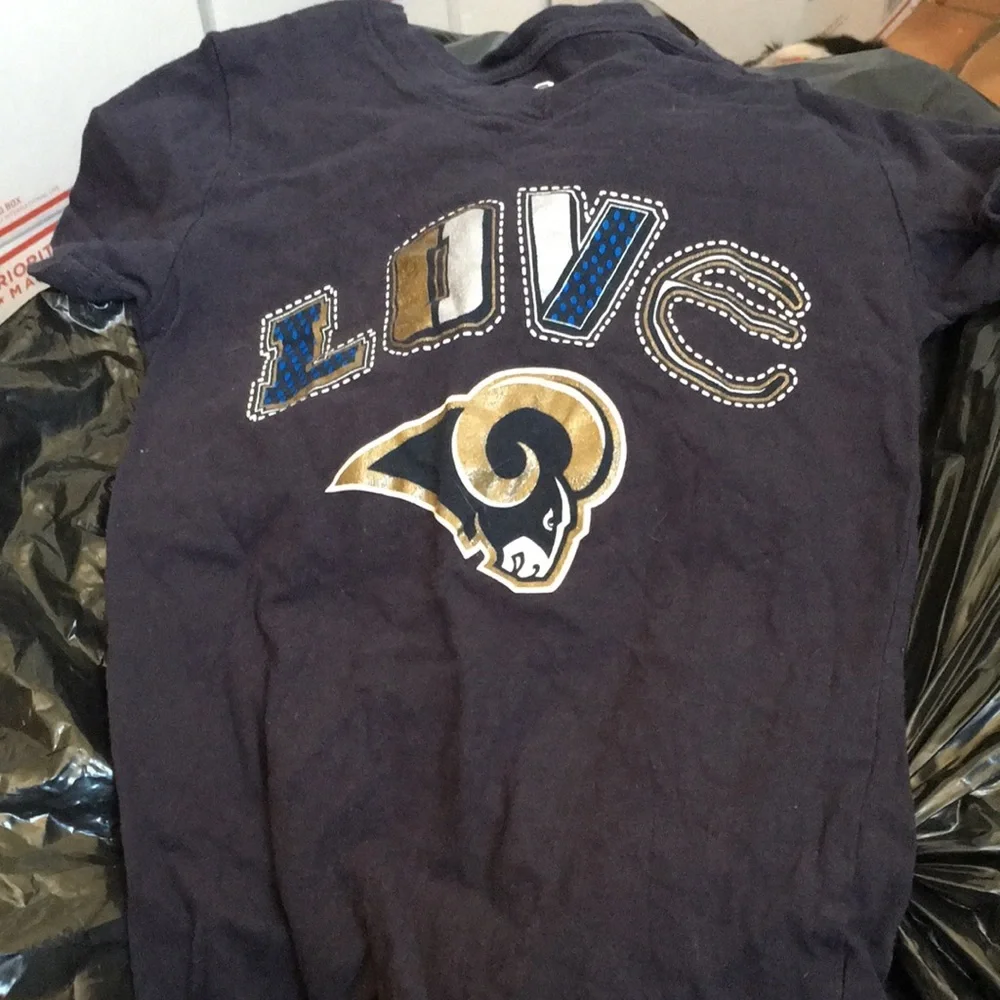 FINAL MARKDOWN Girls team athletics St. Louis rams tee medium